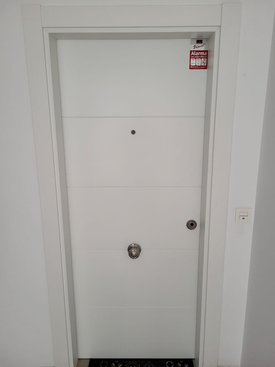 Cerrajero instalando una cerradura de seguridad en Marbella