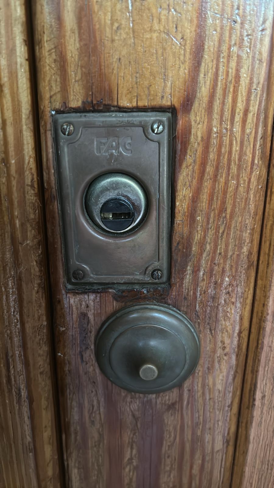 Cambio cerradura FAC en madera - Marbella