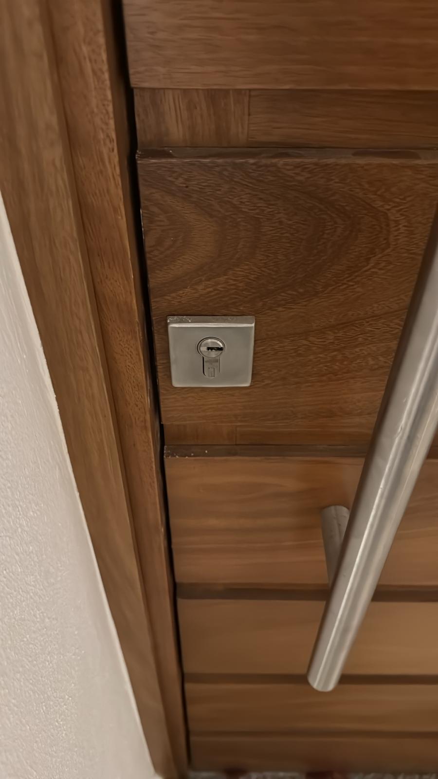 Bombín de seguridad en puerta de roble - Nueva Andalucía