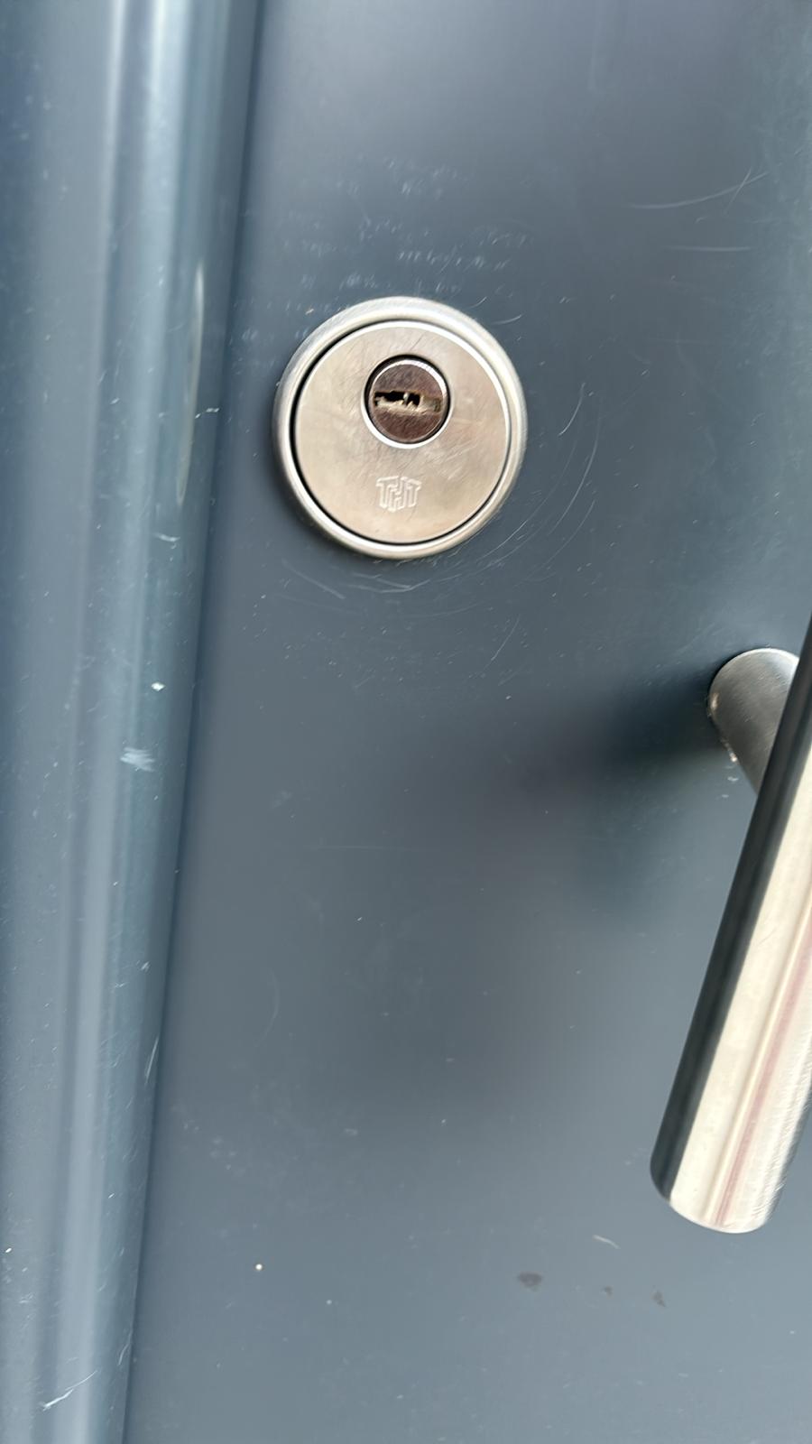 Cambio de bombín en puerta metálica - Estepona