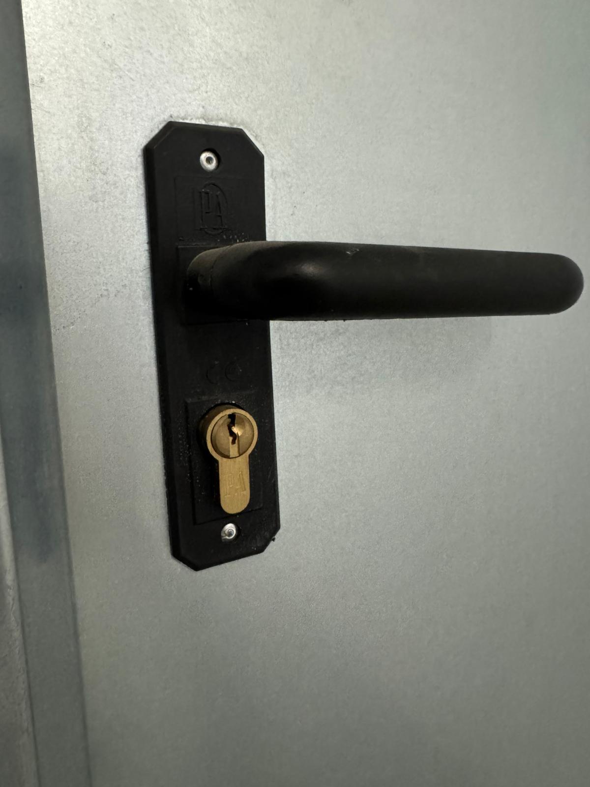 Cerradura en puerta metálica - Marbella